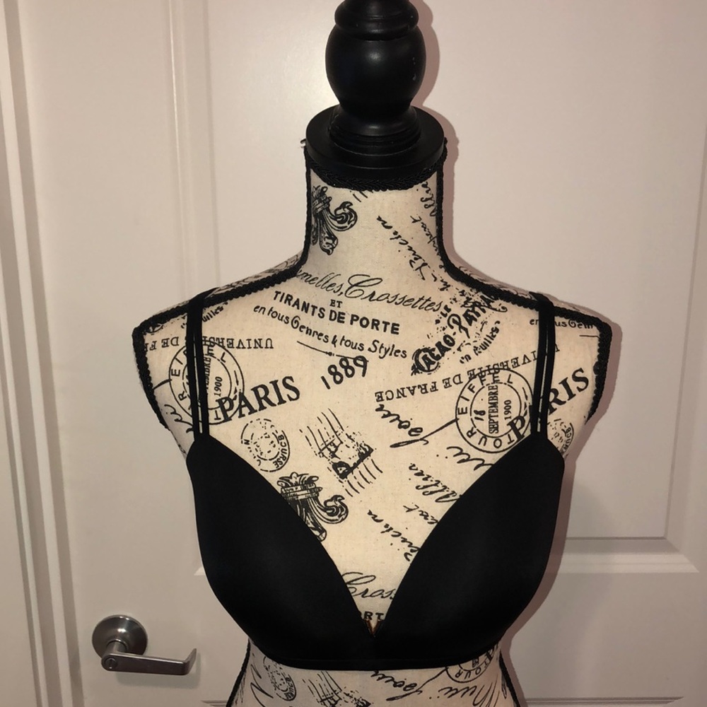 Victoria’s Secret lightly lined wireless bra. Like new.